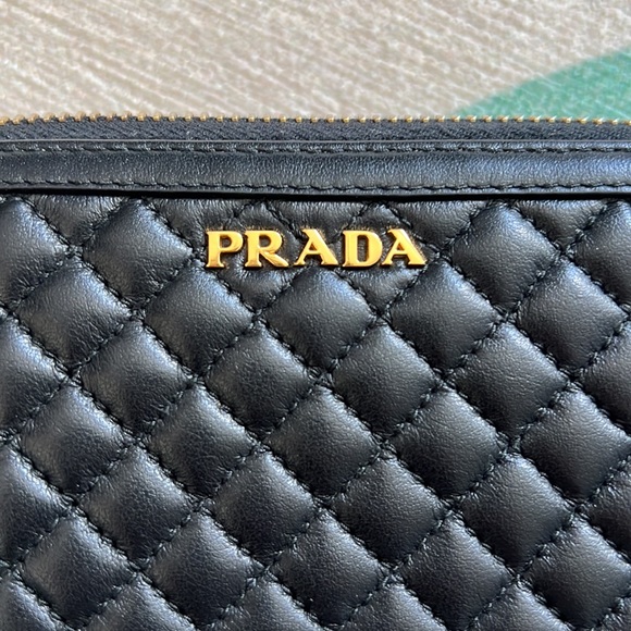 New with box Authentic black quilted Prada leather wallet - Picture 4 of 7